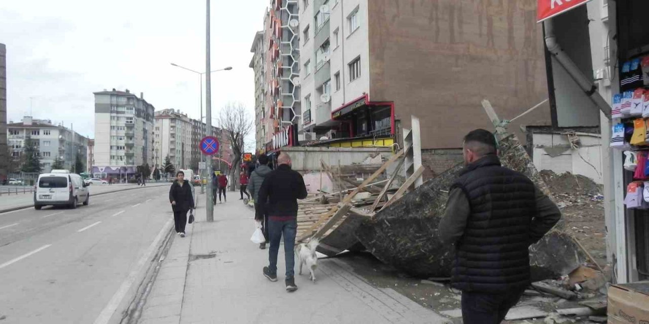 Rüzgârın etkisiyle devrilen tahta duvarlar kaldırılmayı bekliyor