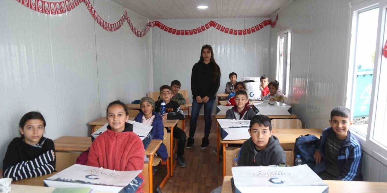 İlk ders gününde öğrencilere kırtasiye ve çanta desteği