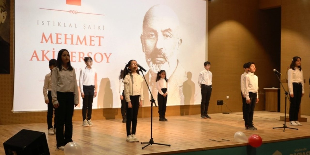 Sahnede istiklal şairini anlattılar