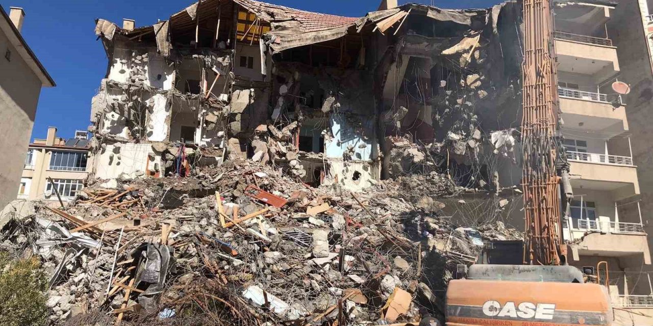 Elazığ’da ağır hasarlı bina sayısı 7 bini geçti