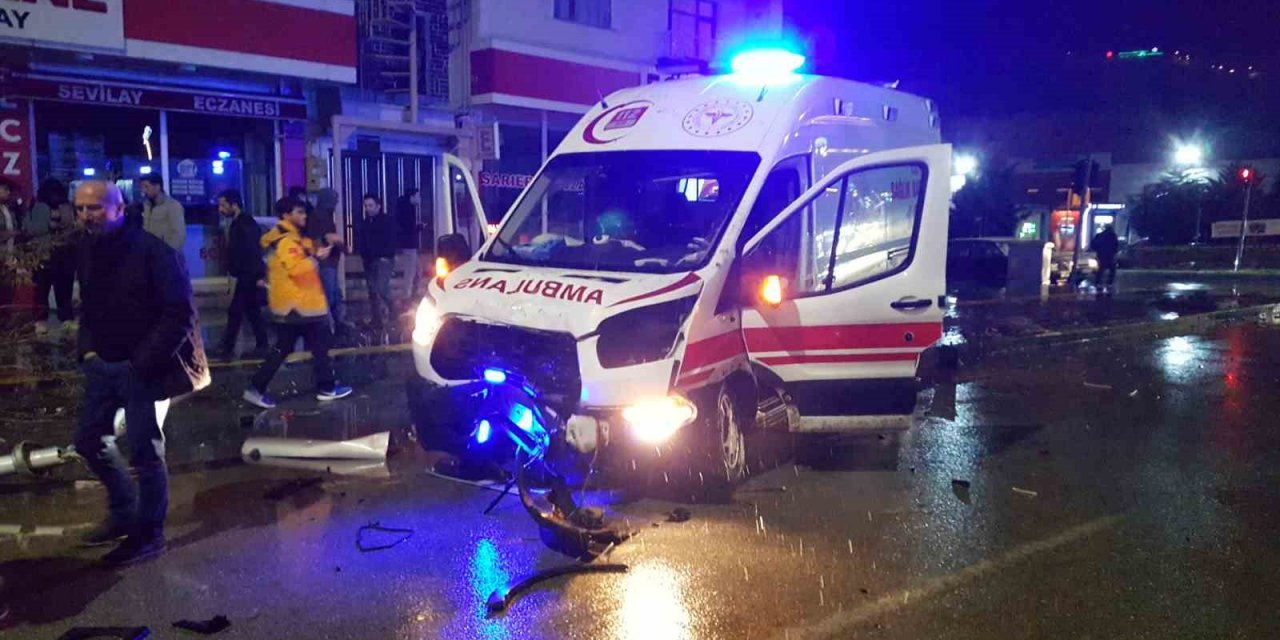 Hasta taşıyan ambulans otomobille çarpıştı
