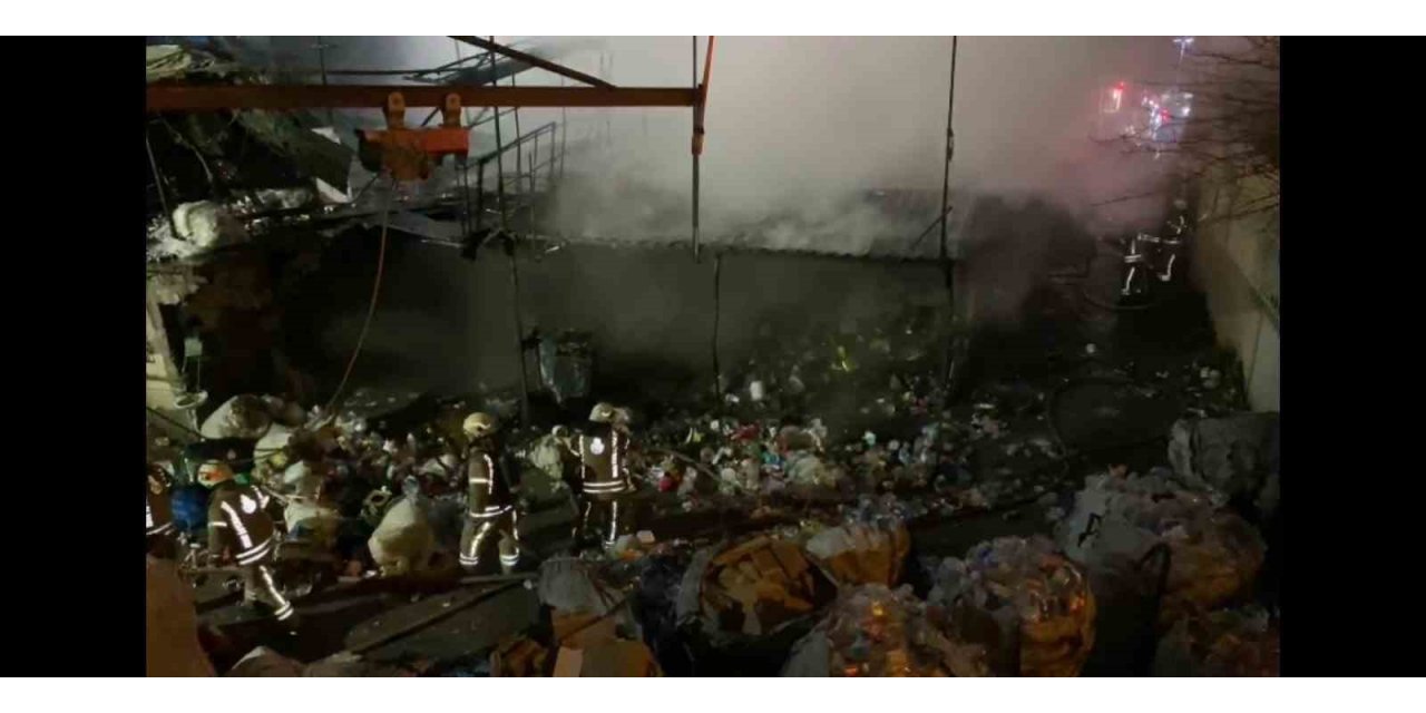 Küçükçekmece’de geri dönüşüm deposu alev alev yandı