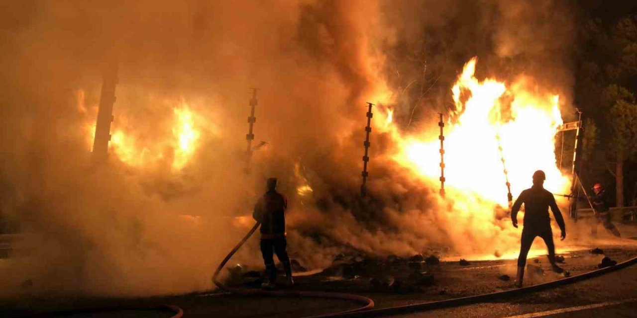 Otoyolda korkutan yangın: İplik yüklü tırın dorsesi küle döndü