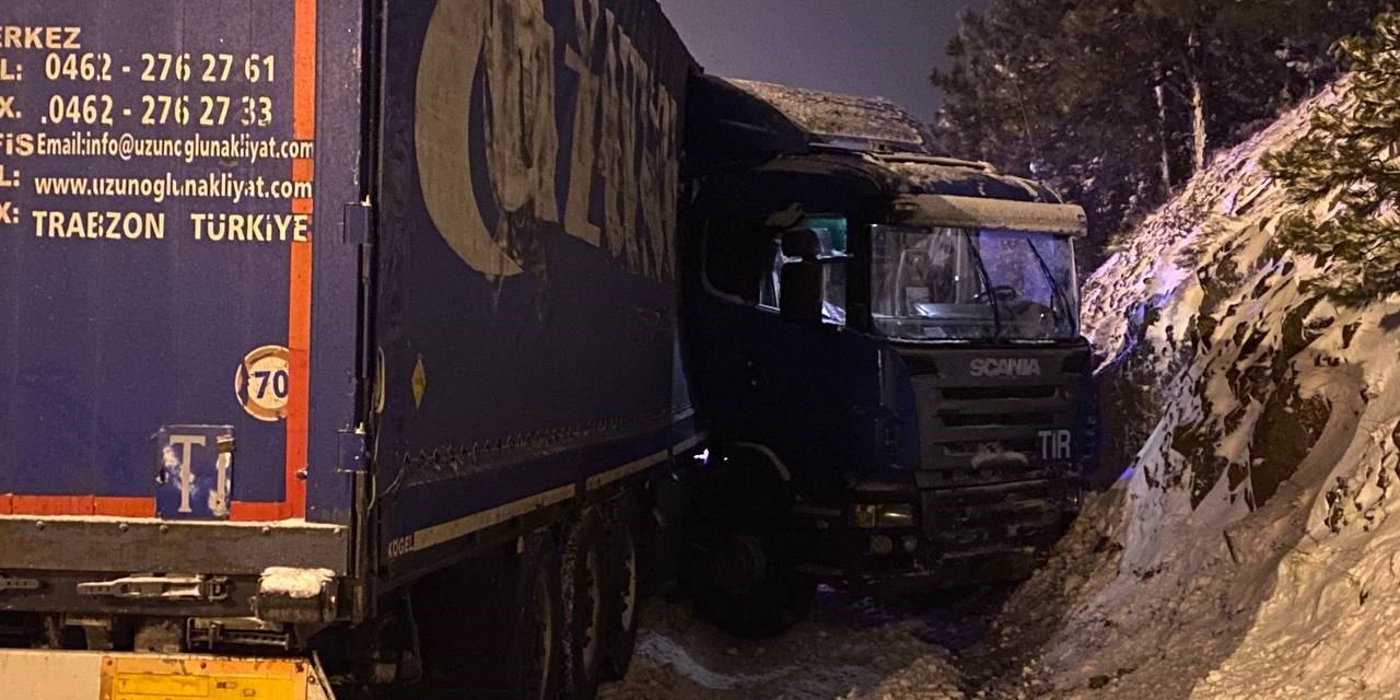 Kar kaza getirdi, tır toprak zemine çarparak durabildi: 1 yaralı