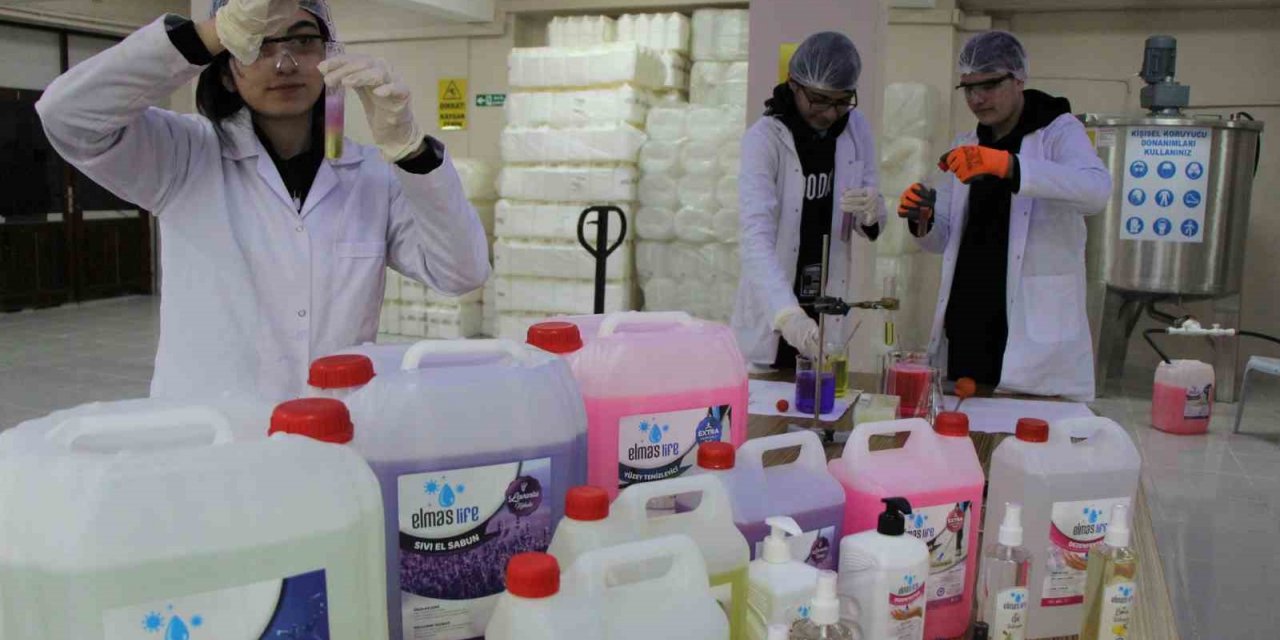 Kimyacı liseliler depremzedeler için üretiyor