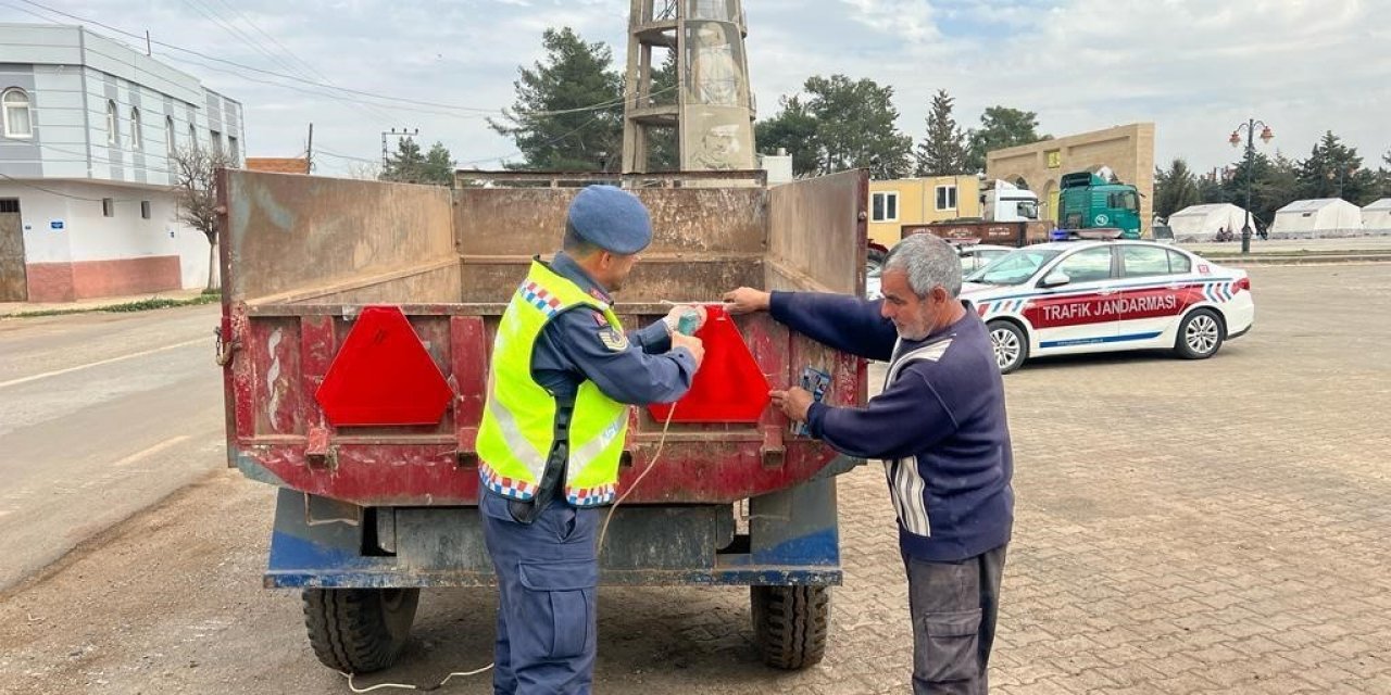 Jandarma traktör sürücülerine reflektör dağıttı
