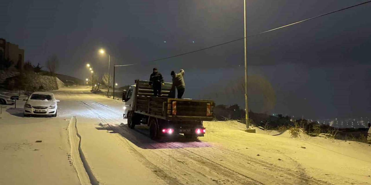 Yozgat Belediyesi ekipleri gece boyunca karla mücadelesini sürdürdü