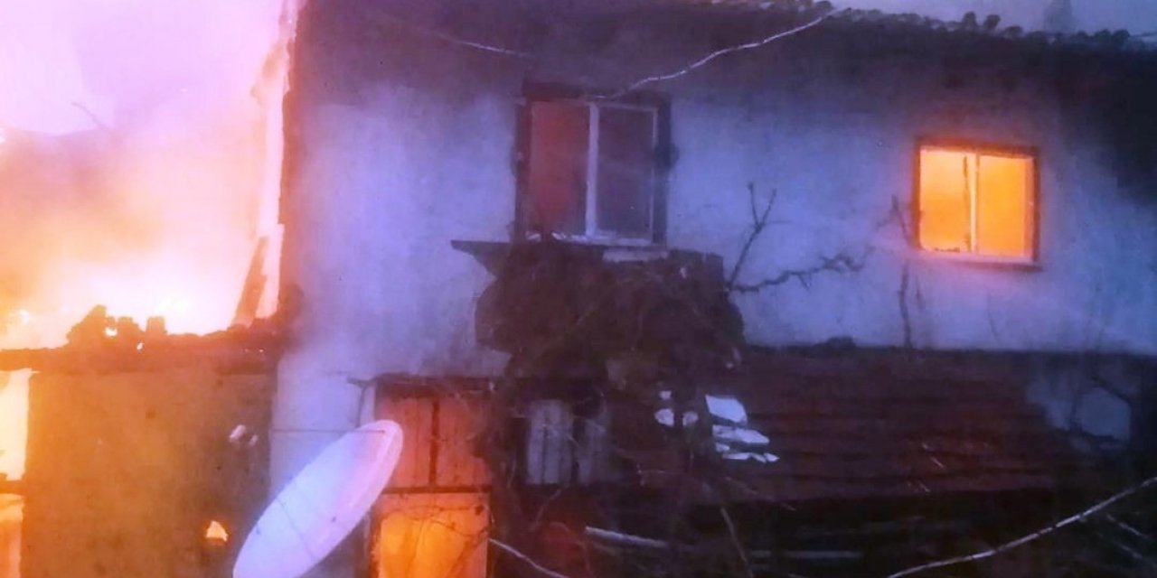 Simav’da çıkan yangında iki ahşap ev tamamen yandı