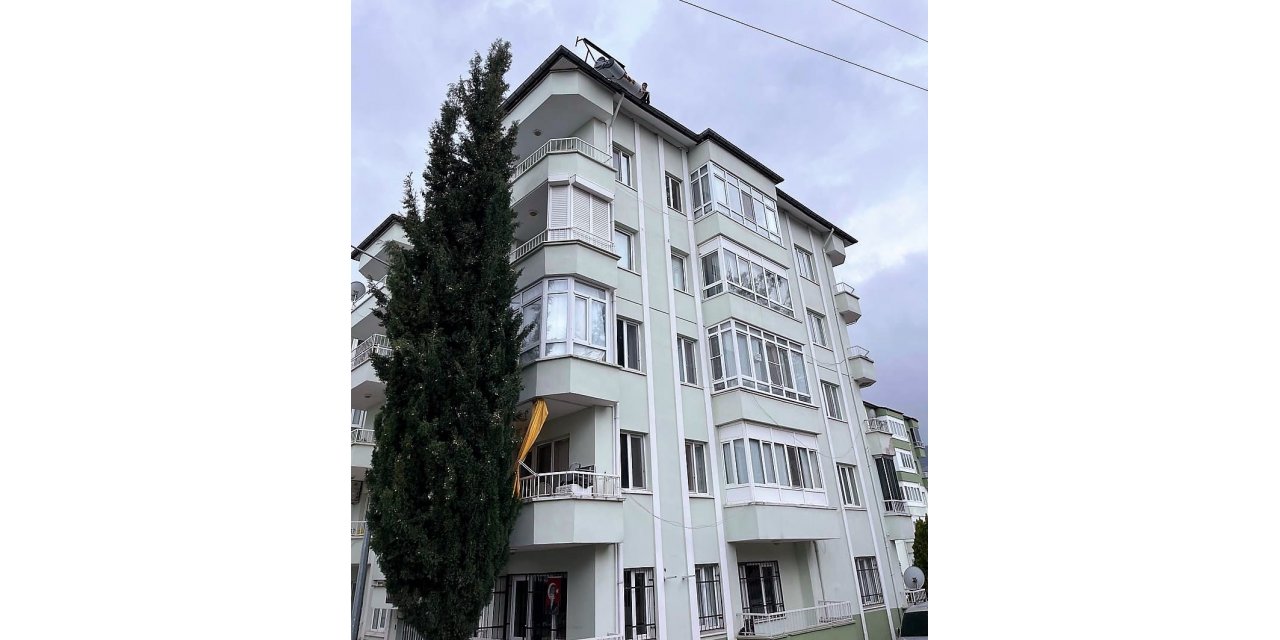 Fırtınanın zarar verdiği güneş enerjisini söküp aşağıya attı