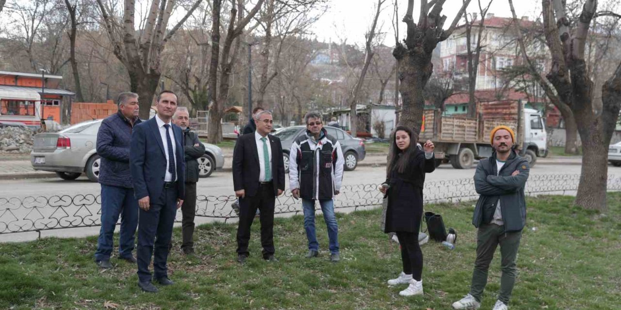 Ressam Ahmet Yakupoğlu Parkı’ndaki çalışmaları inceledi