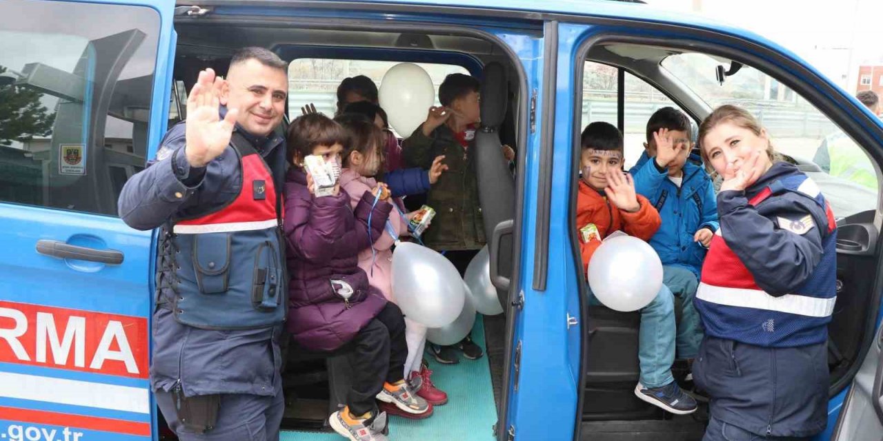 Jandarma ekipleri çocuklara jandarmayı tanıttı