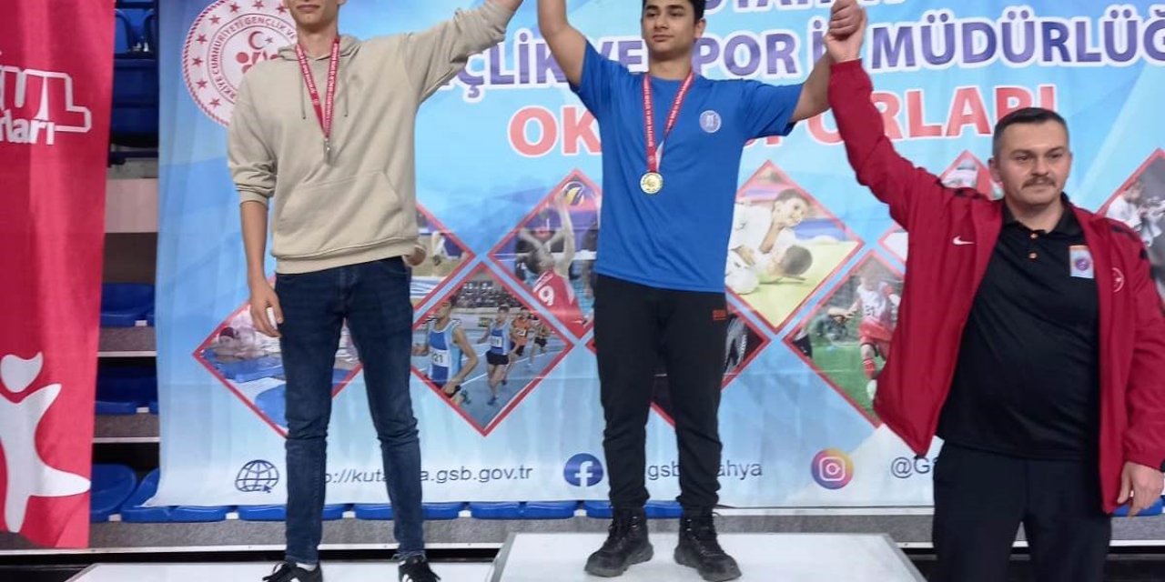 Grekoromen güreş 71 kiloda il birincisi Kütahya Borsa İstanbul Anadolu Lisesi’nden