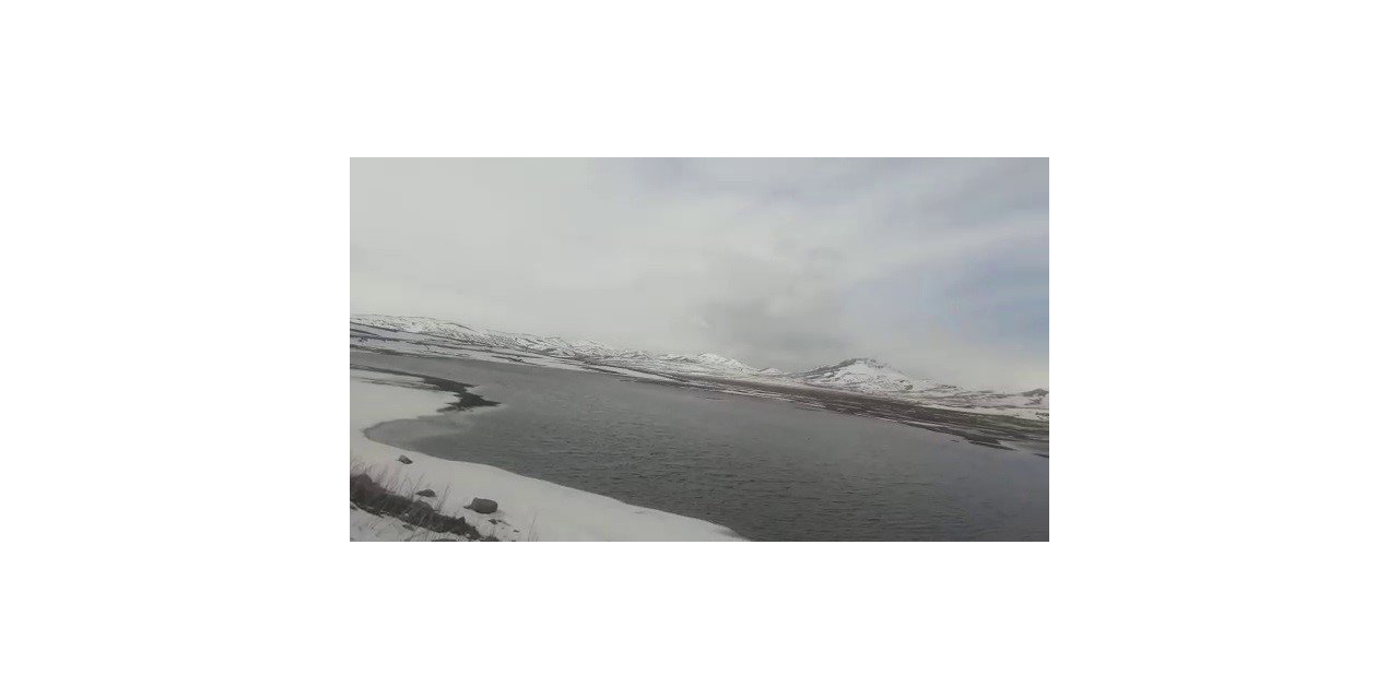 Eriyen kar suları gölet oluşturdu