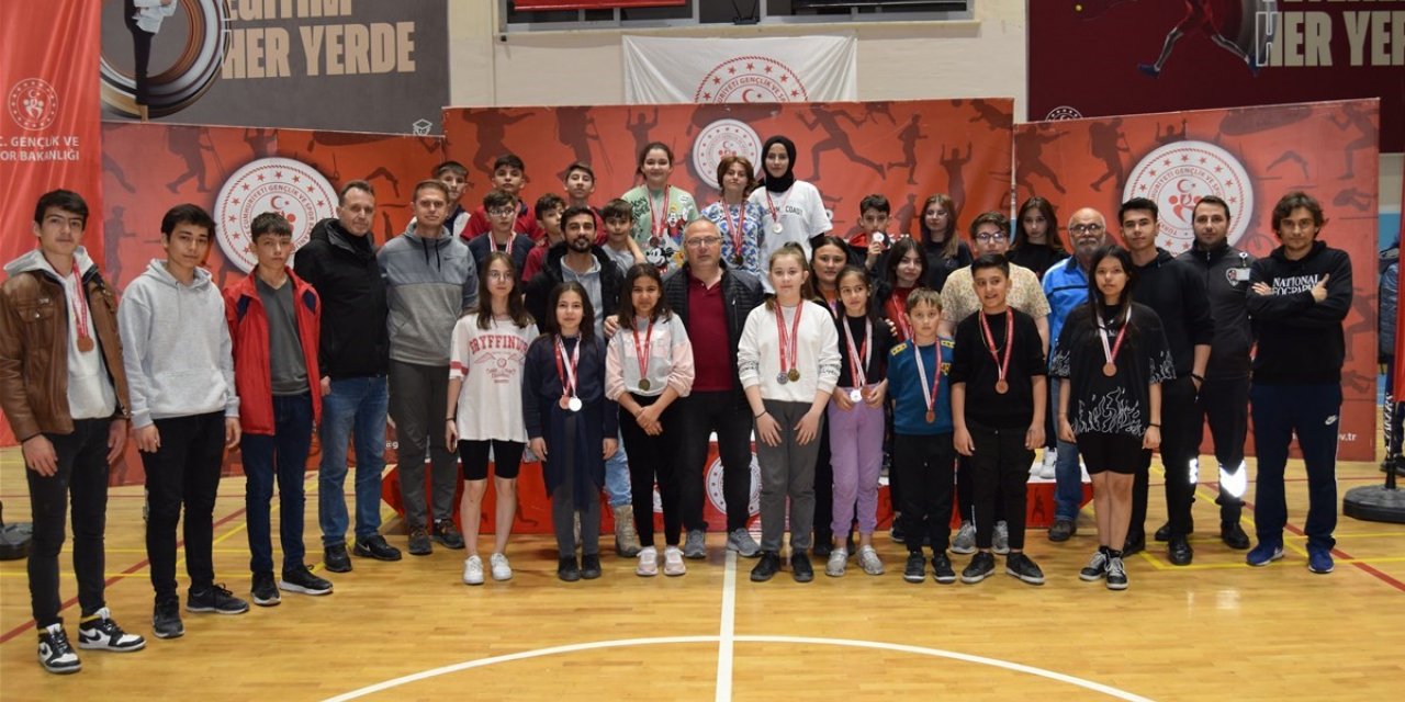 Afyonkarahisar’da badminton turnuvası tamamlandı