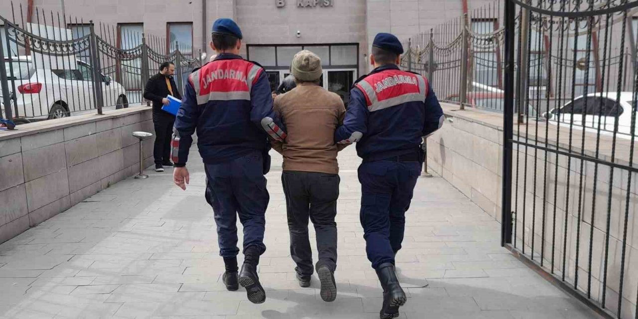 Farklı suçlardan aranan 4 şahıs jandarma ekiplerince yakalandı