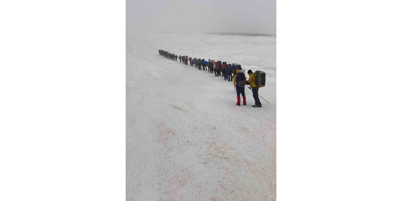 Deprem şehitlerini zirvede andılar