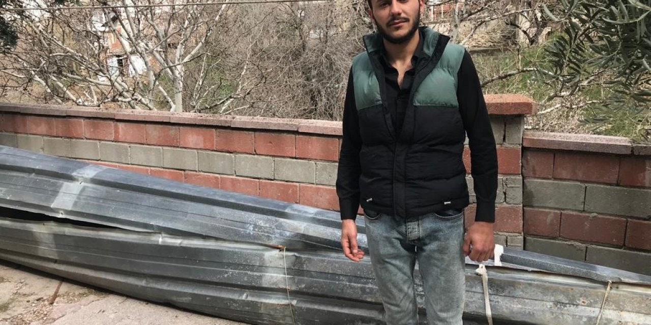 Fırtınanın zarar verdiği güneş enerjisini söküp aşağıya attı