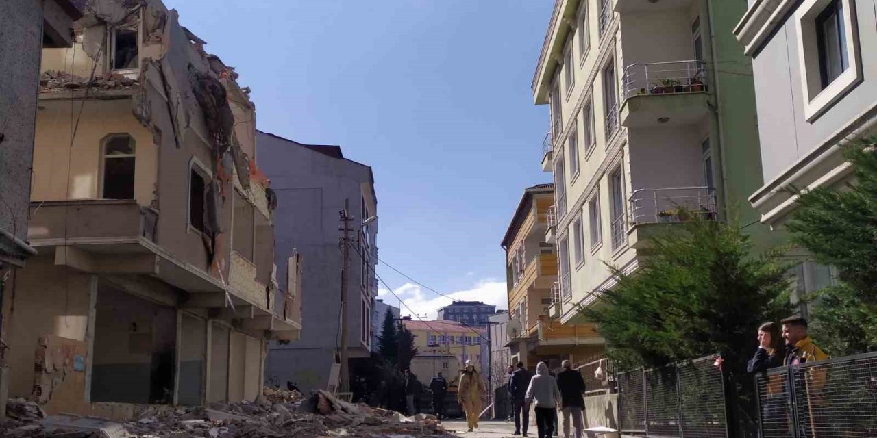 Küçükçekmece’de yıkımı yapılan binada çökme yaşandı