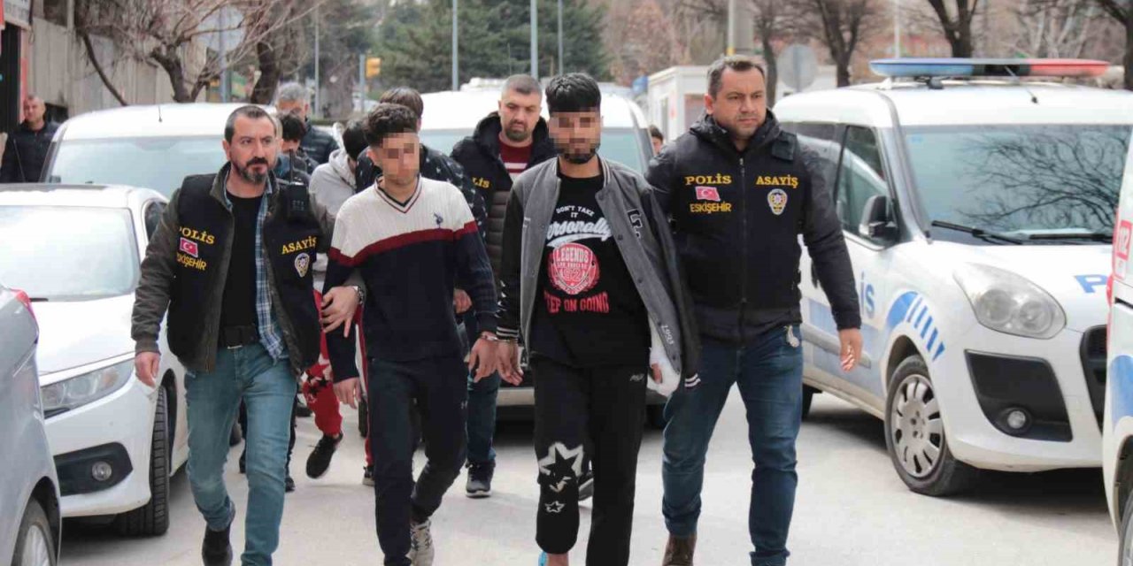 İranlı şahsın bıçaklanarak öldürülmesiyle ilgili Afganistan uyruklu 6 şüpheli adliyeye sevk edildi