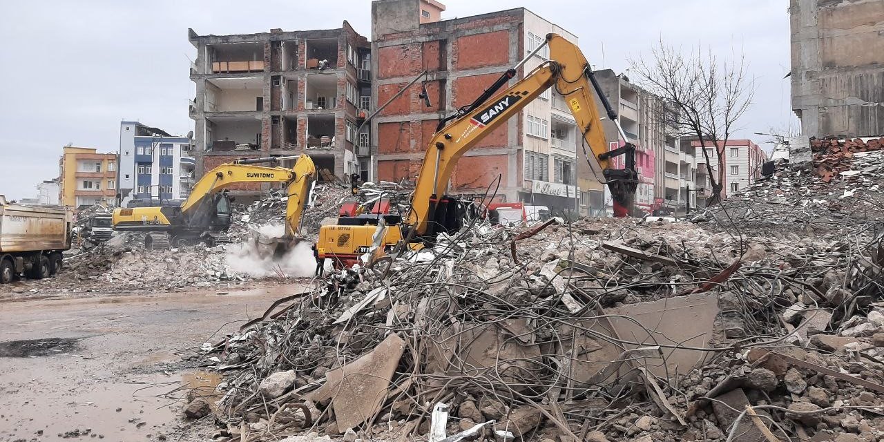 Enkaz kaldırma çalışmaları yağmura rağmen devam ediyor