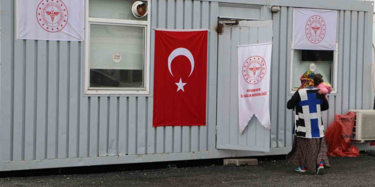 Deprem bölgesinde sağlıkçılar Tıp Bayramını çadır kentte geçiriyor