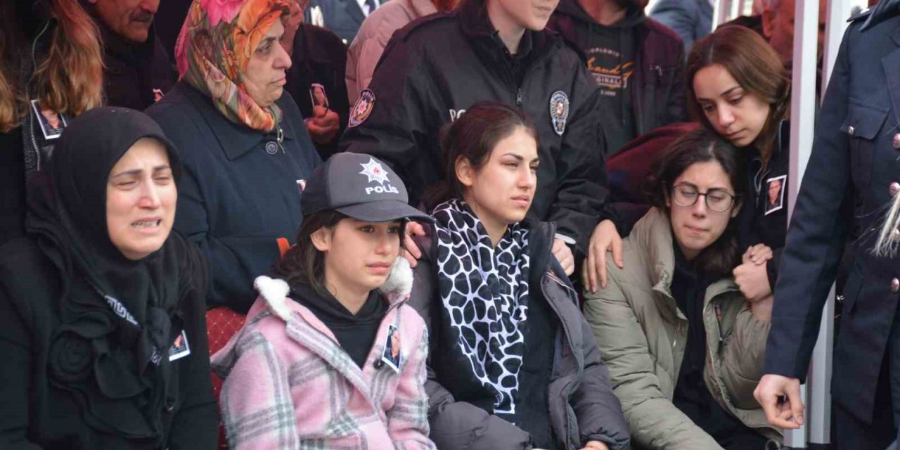 Hayatını kaybeden polis babasının şapkasını bir an olsun başından çıkarmadı