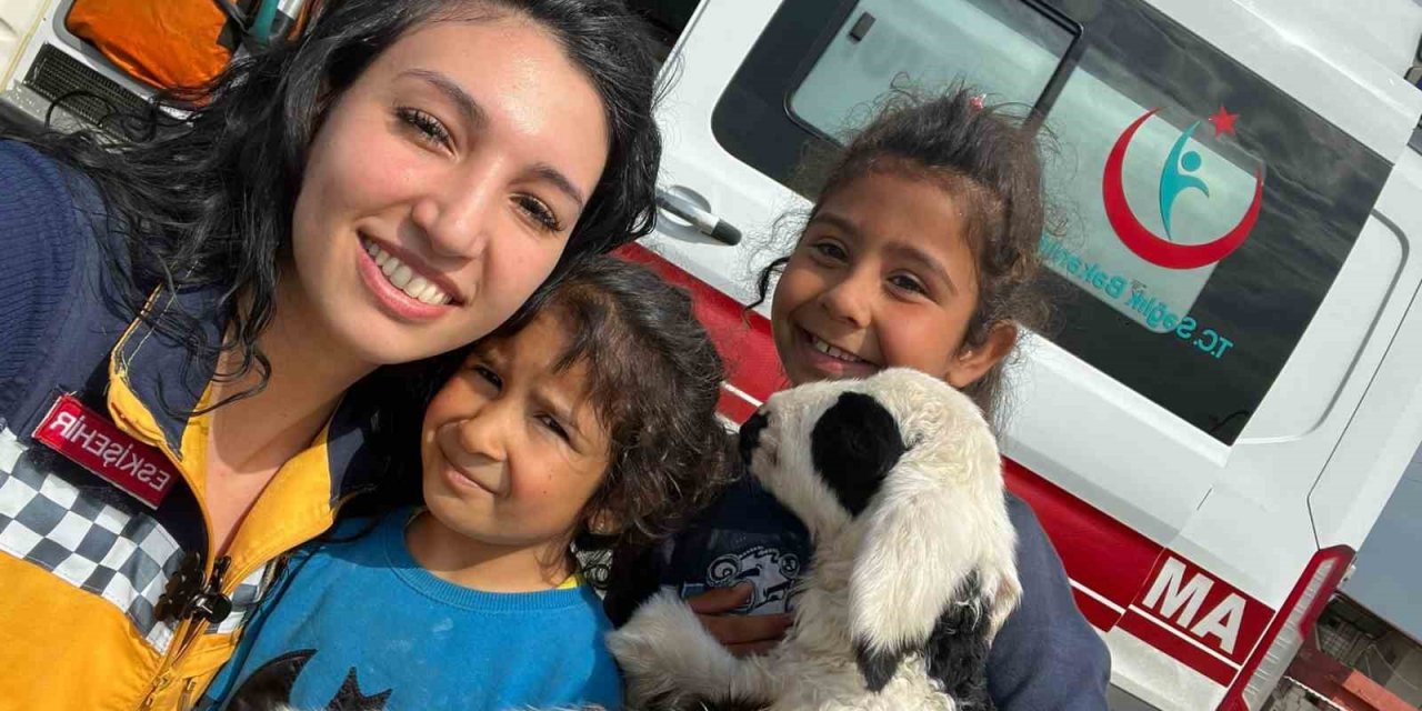 Fedakâr sağlık çalışanları, depremzede çocukları bir an olsun yalnız bırakmıyor