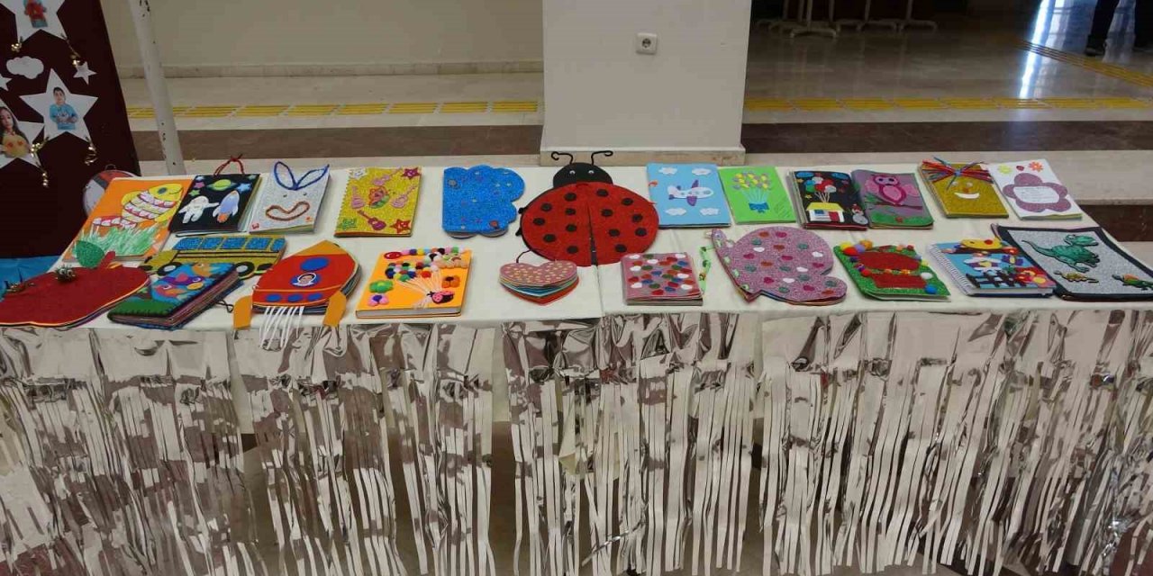 Uşaklı öğrencilerin hazırladığı İngilizce sözlükler deprem bölgesine gönderilecek