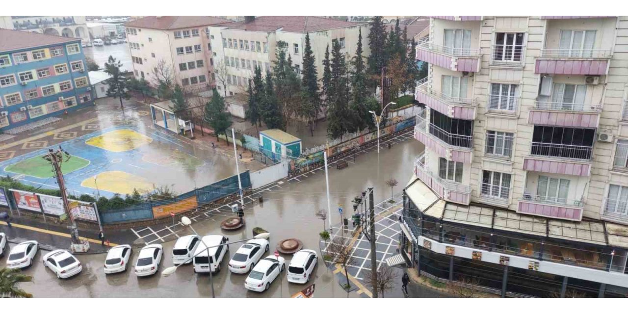 Görenler şaşkına dönüyordu, sağanak yağışta zor anlar yaşattı