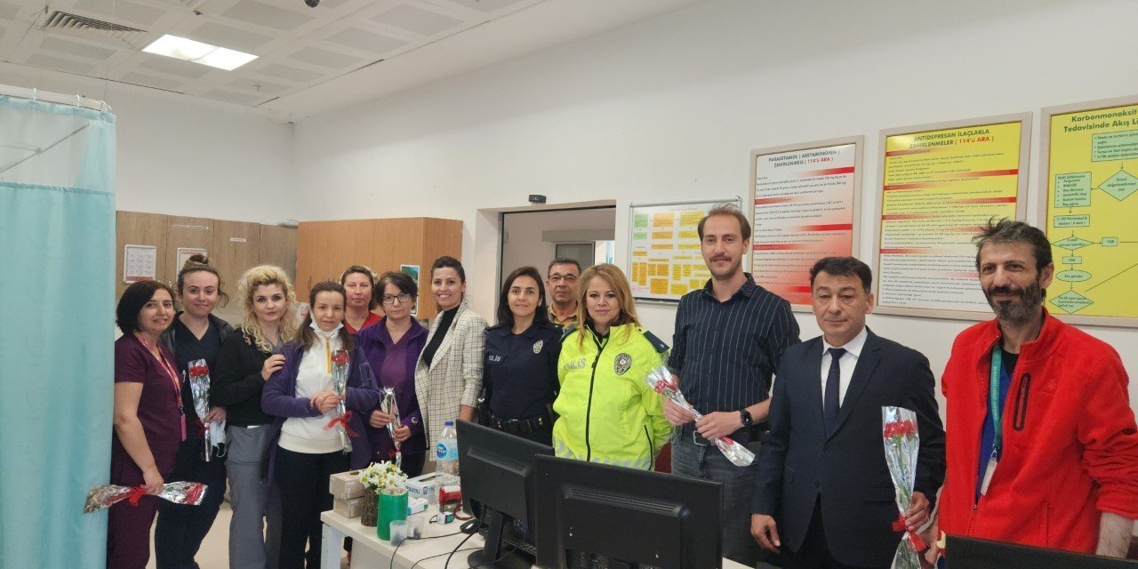 Burhaniye’de polisler sağlık görevlilerini yalnız bırakmadı