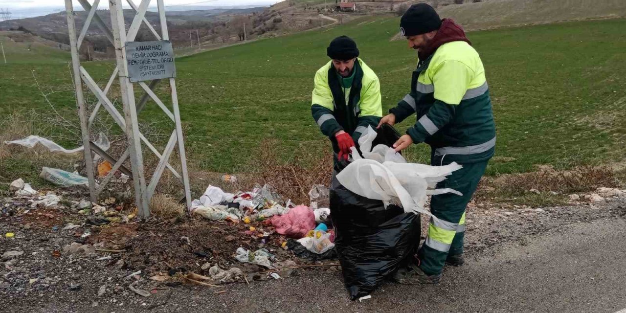 ‘Keçiören Belediyesi Doğayı Temizleme Timi’ yol kenarındaki kilolarca atığı bertaraf etti