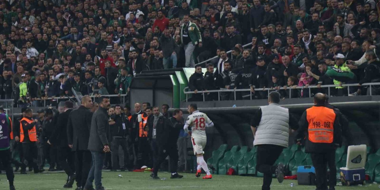 Olaylı geçen Sakaryaspor- Yılport Samsunspor maçına ceza yağdı