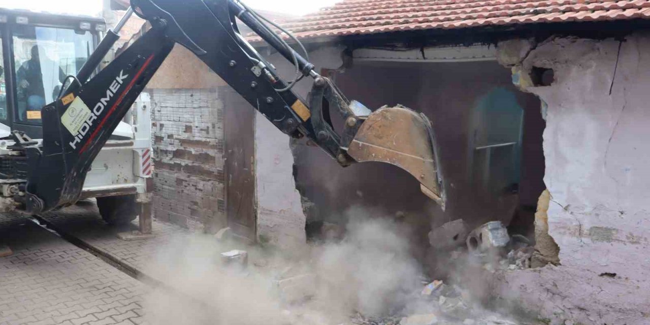 1999 depreminden kalan ağır hasarlı binalar yıkılıyor