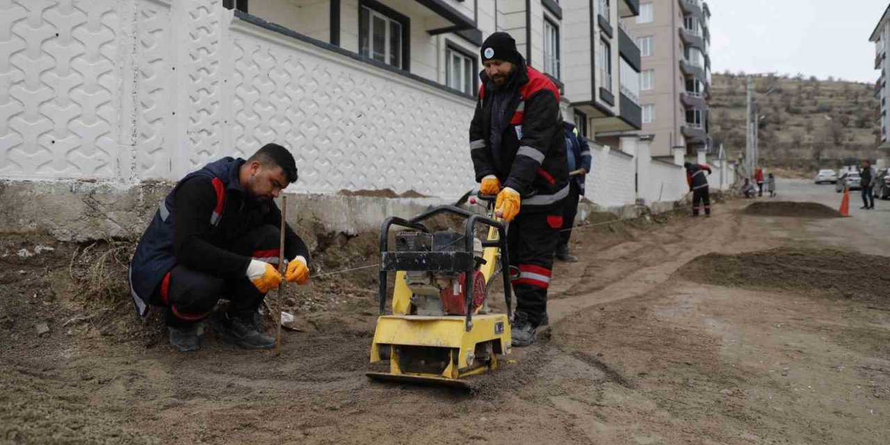 Belediye ekipleri yol bakım-onarım çalışmalarını sürdürüyor