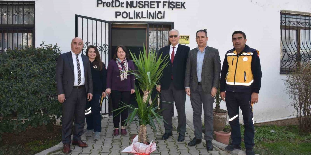 Salihli Belediyesinden sağlık çalışanlarına çiçekli kutlama