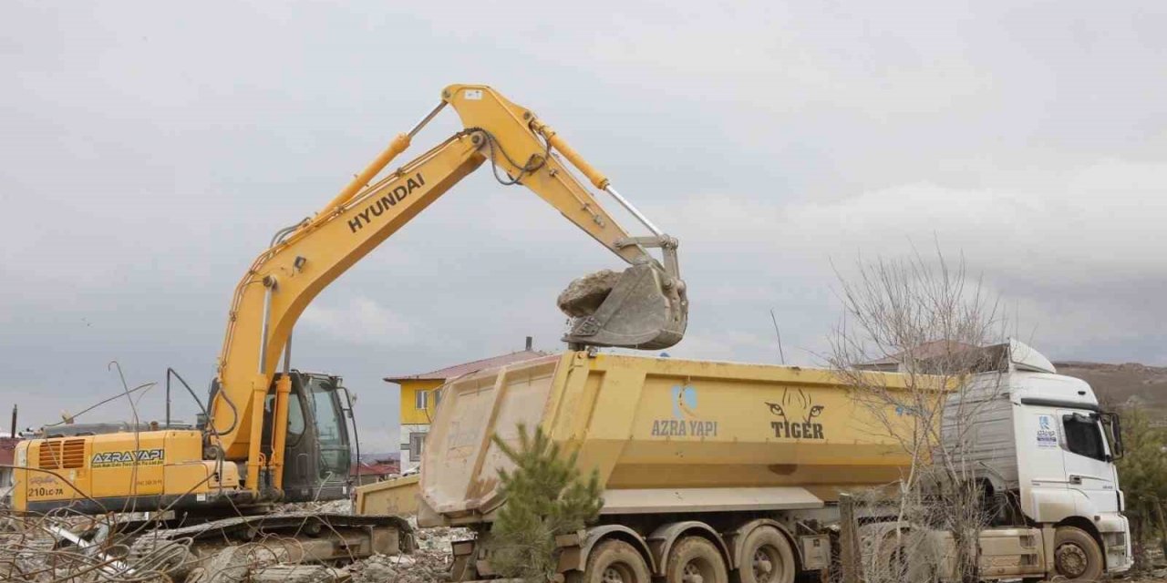 Afşin’de enkaz kaldırma çalışmaları devam ediyor