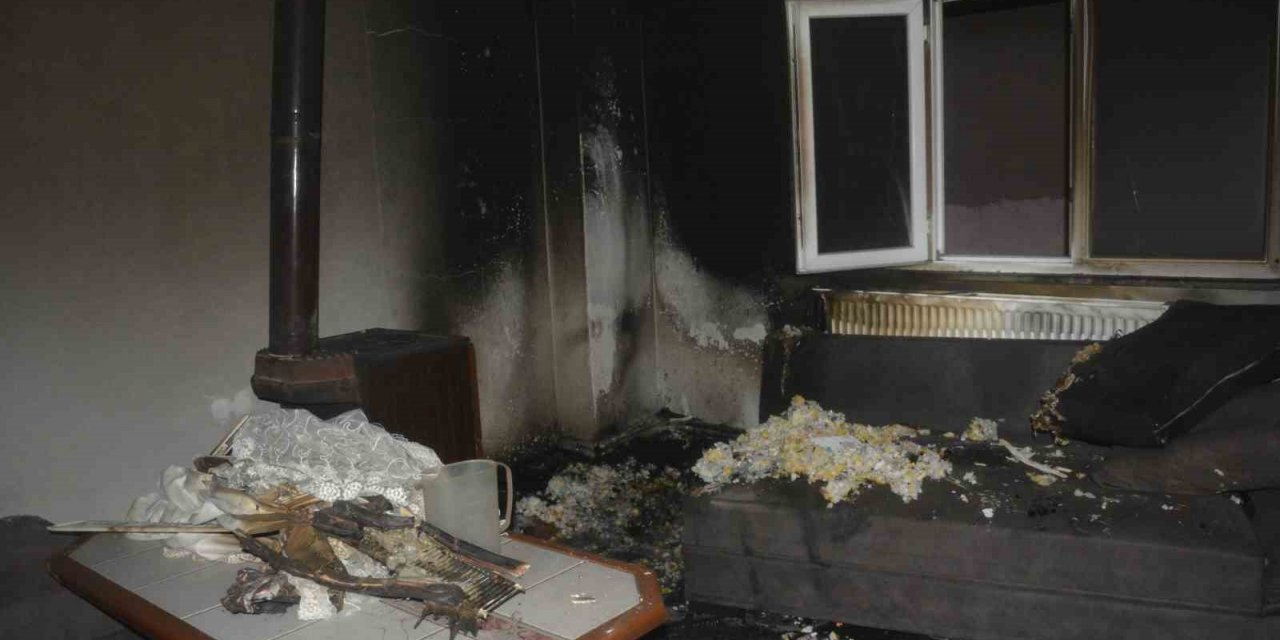 Sobadan çıkan kıvılcım evi yaktı