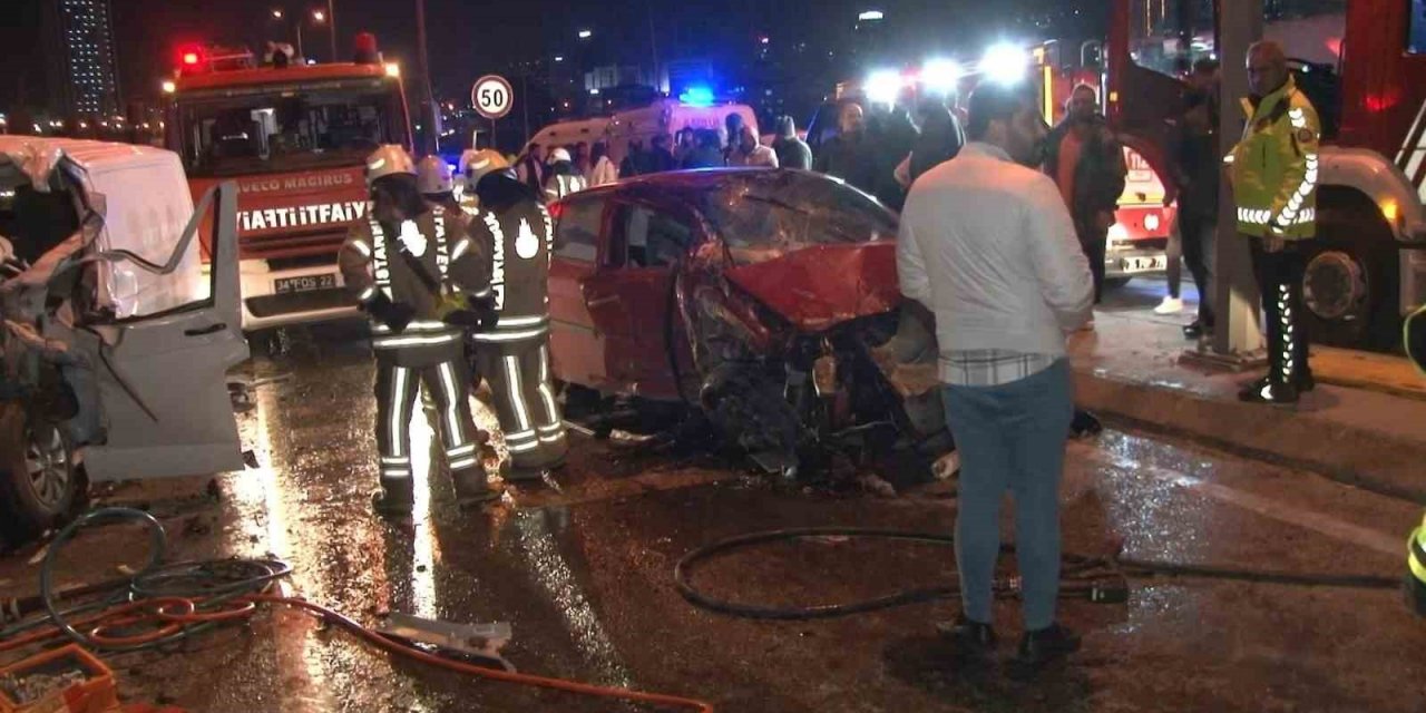 Bağcılar’da refüjü aşan ehliyetsiz sürücü facia yaşattı: 1’i ağır 3 yaralı