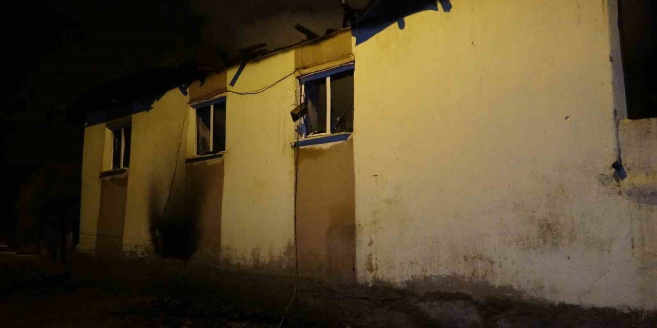 Depoda başlayan yangın evi küle çevirdi