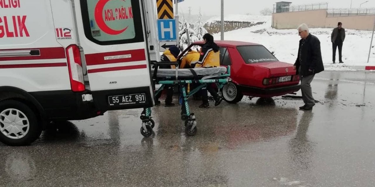 Minibüs ile otomobil çarpıştı: 1 yaralı