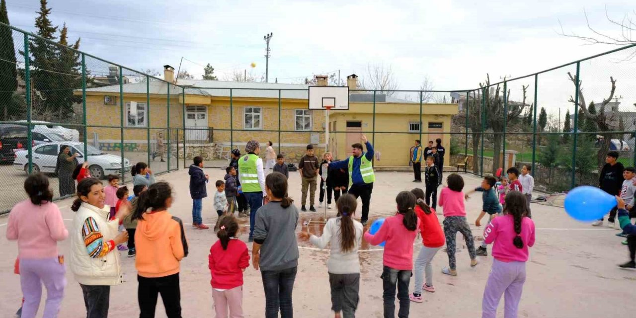 Şırnak’ta öğretmenler depremzede bin 500 çocuğu oyun ile buluşturdu