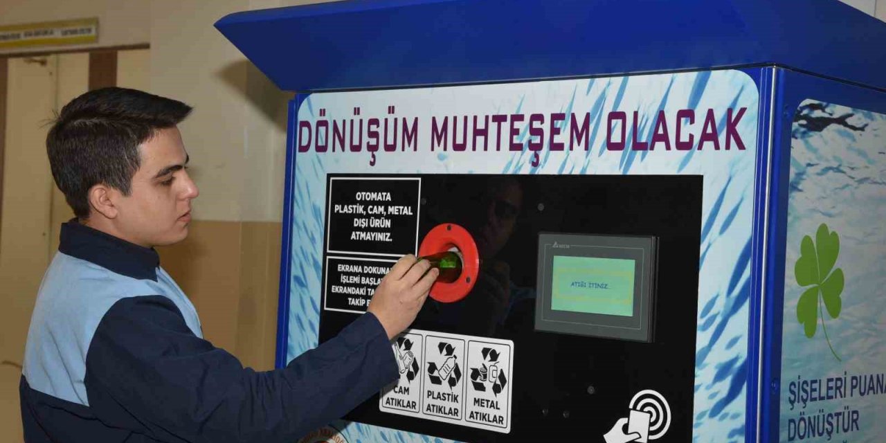 Meslek lisesi öğretmen ve öğrencileri geri dönüşüm otomatı üretti
