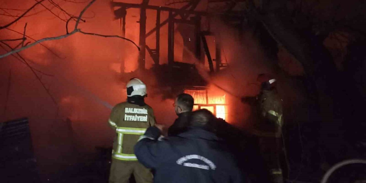 Sındırgı’da çıkan yangında bir ev kullanılmaz hale geldi