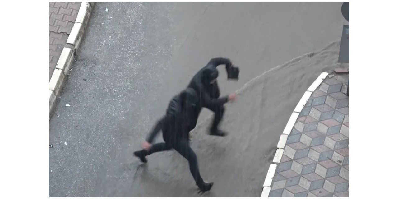 Elazığ’da sağanak sonrası araçlar suya gömüldü