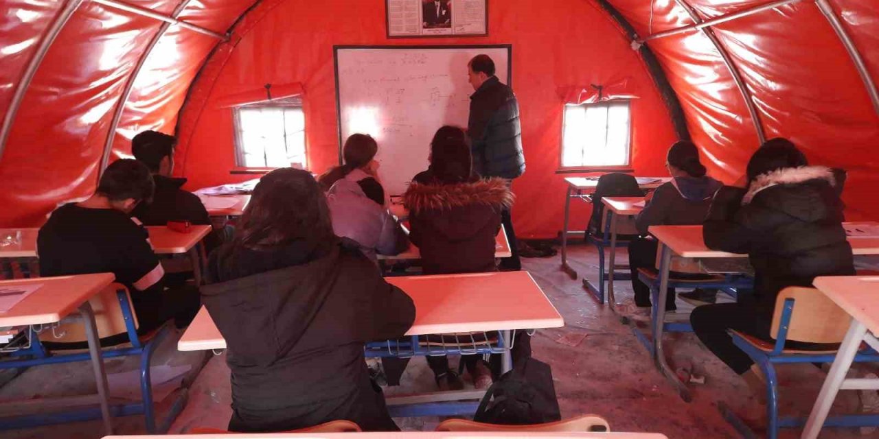YKS ve LGS için gönüllü öğretmenler deprem bölgesinde görev alıyor