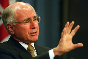 Eski başbakana canlı yayında ayakkabı