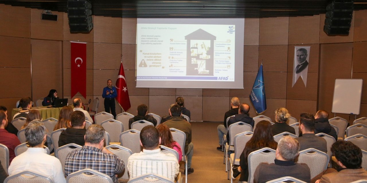 Küçükçekmece Belediyesi’den personele afet farkındalık eğitimi