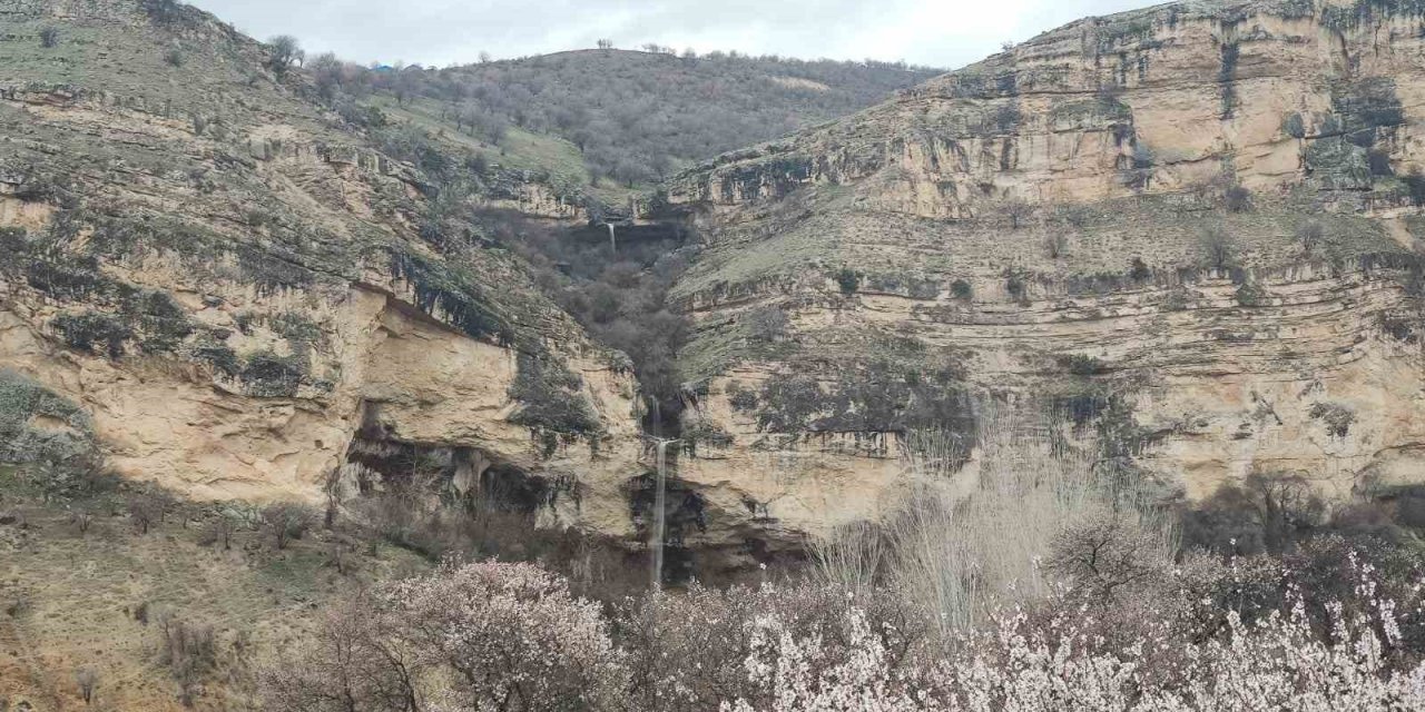 Tunceli’de bereketi simgeleyen Kişnikar şelalesi akmaya başladı