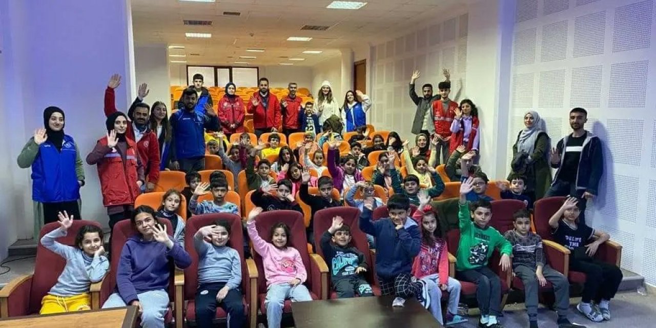 Elazığ GSB, küçük kalpleri güldürmeye çalışıyor