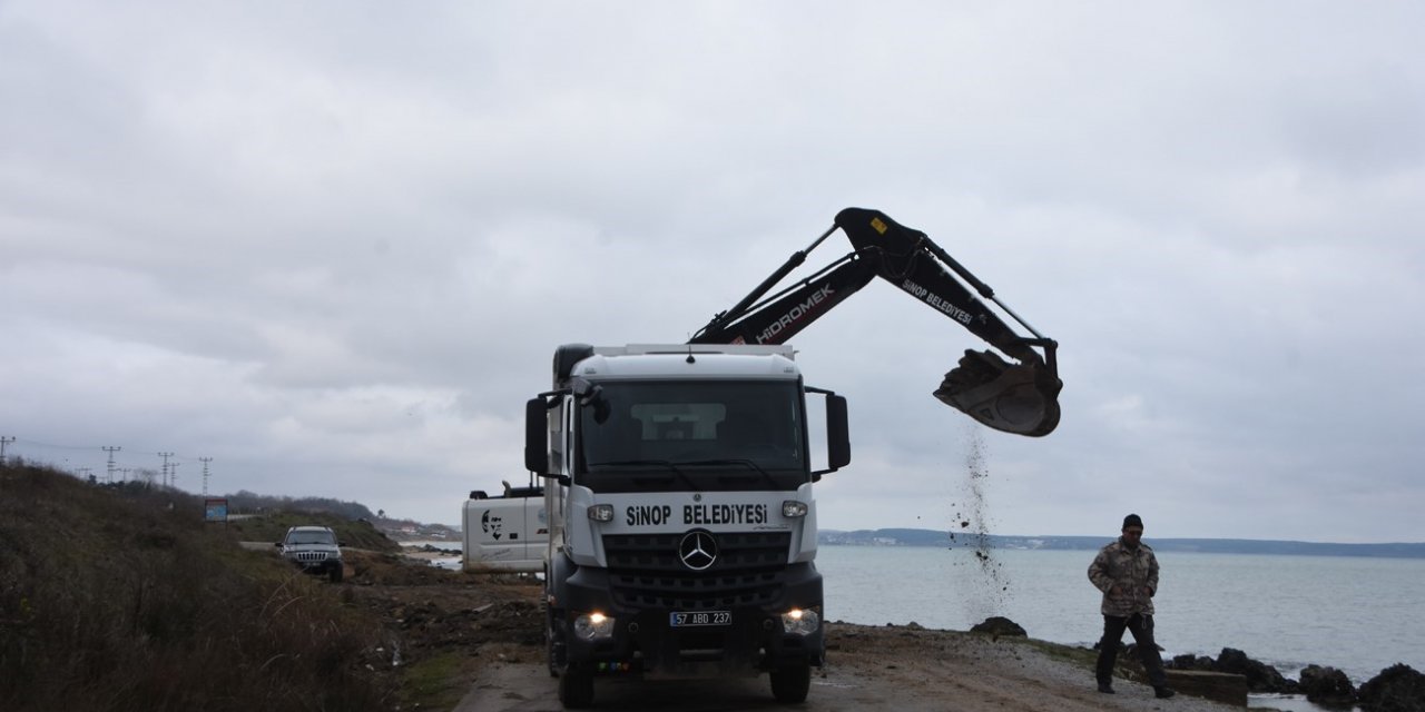 Sinop’ta yer altına taşan su yolu kaydırdı, ulaşım kesildi